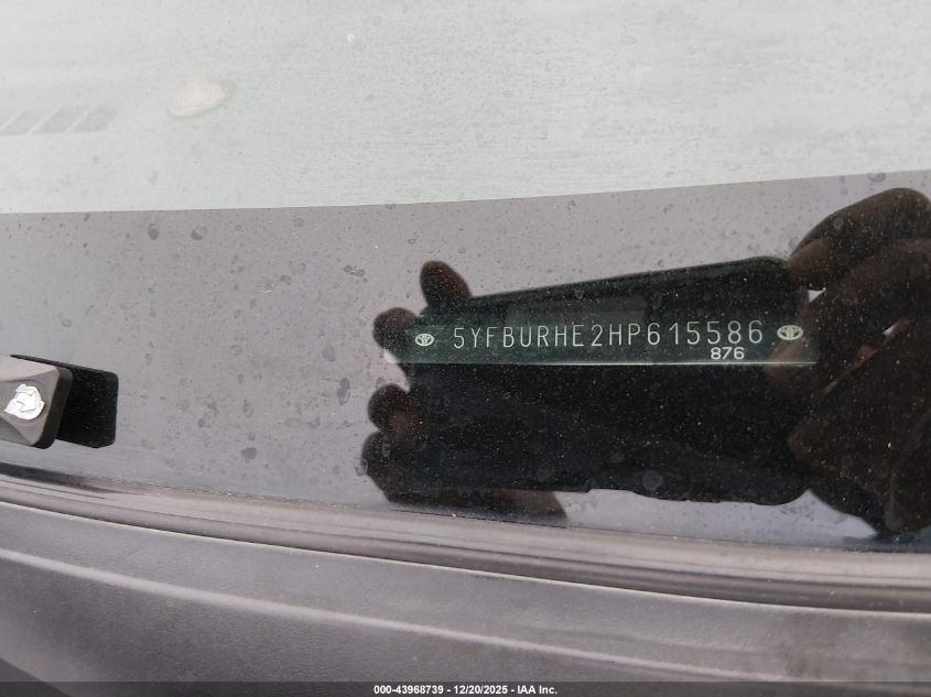 2017 Toyota Corolla Le VIN: 5YFBURHE2HP615586 Lot: 43968739