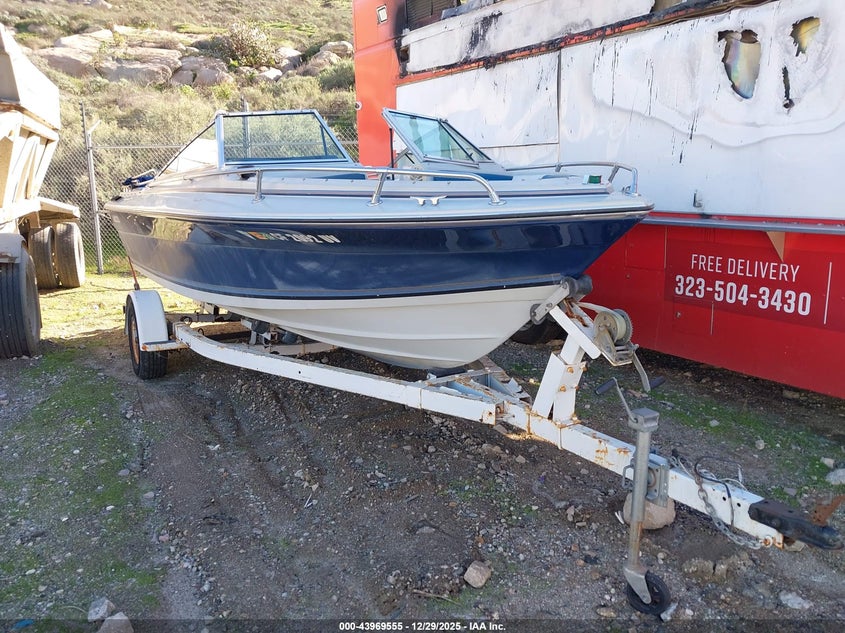1985 FOUR WINNS 19 FOOT BOAT auction photo 1