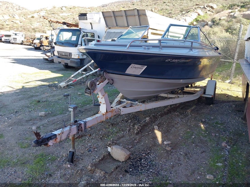 1985 FOUR WINNS 19 FOOT BOAT auction photo 2
