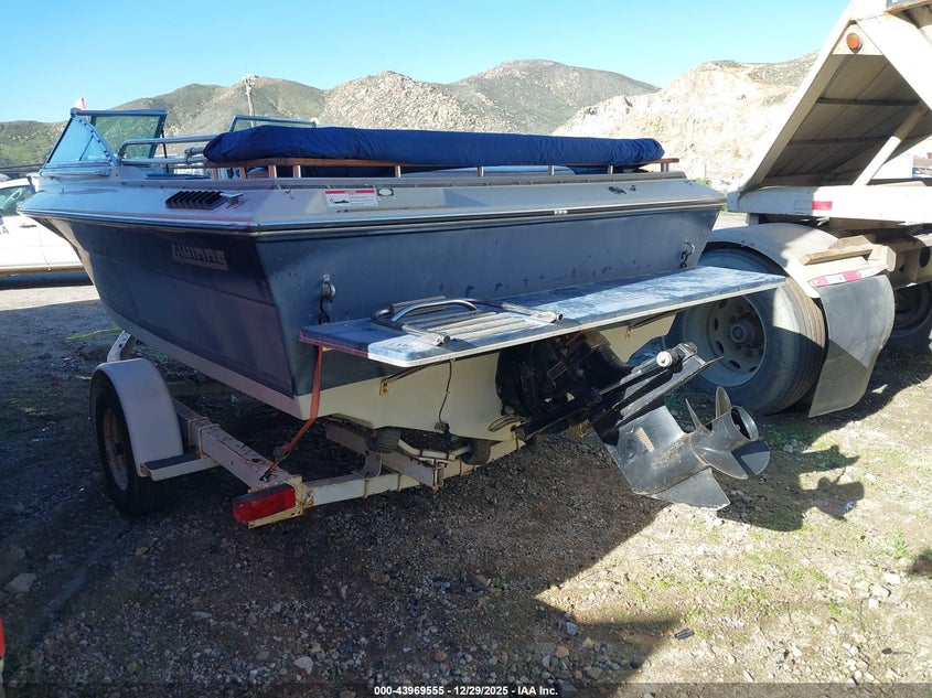 1985 FOUR WINNS 19 FOOT BOAT auction photo 3