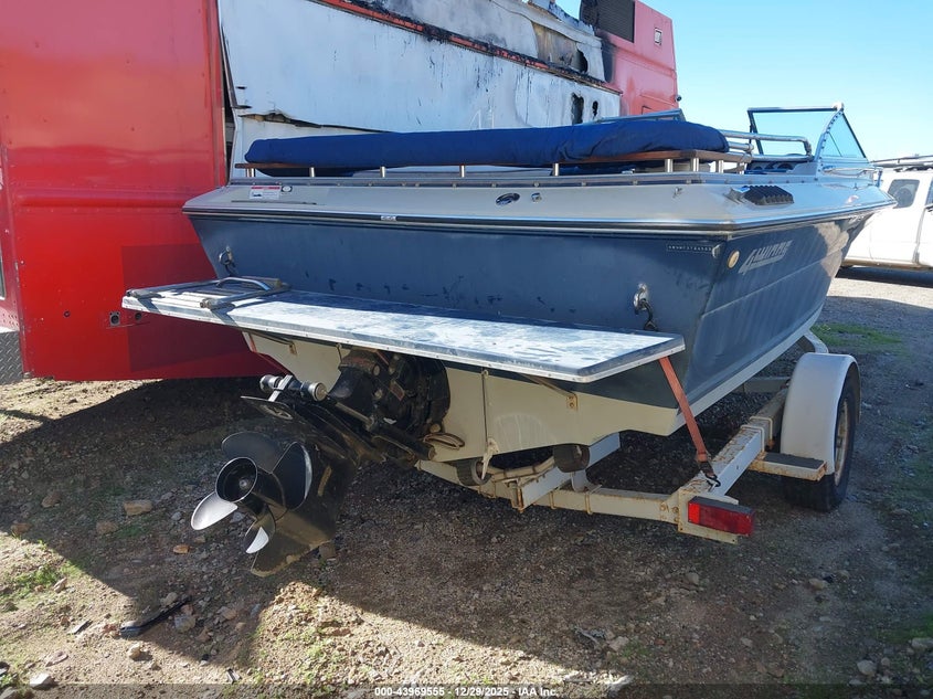 1985 FOUR WINNS 19 FOOT BOAT auction photo 4