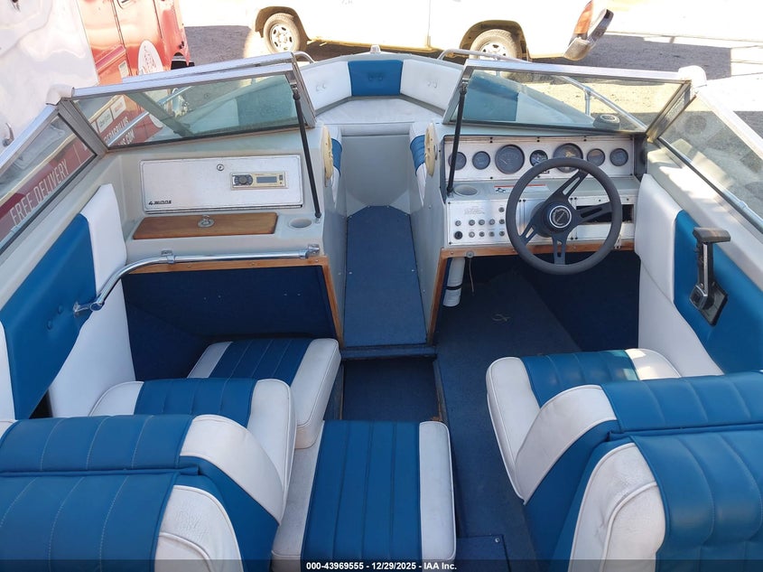 1985 FOUR WINNS 19 FOOT BOAT auction photo 5