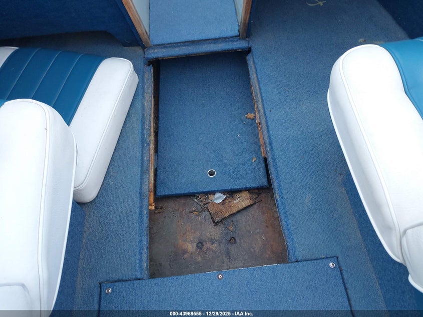 1985 FOUR WINNS 19 FOOT BOAT auction photo 6