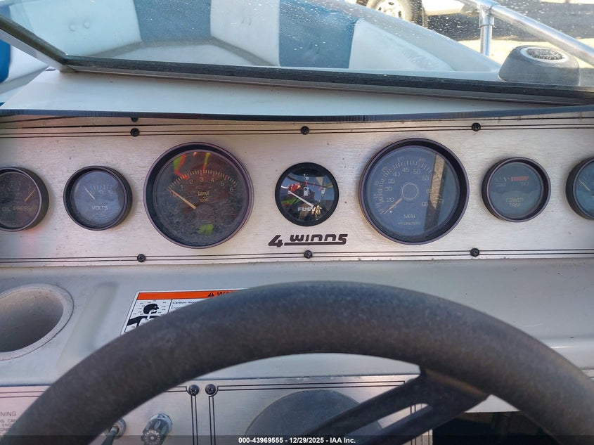1985 FOUR WINNS 19 FOOT BOAT auction photo 7
