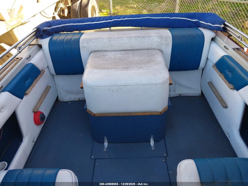 1985 FOUR WINNS 19 FOOT BOAT auction photo 8