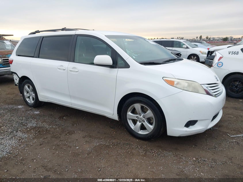 5TDKZ3DC7HS879199 2017 Toyota Sienna Le 8 Passenger auction photo 1