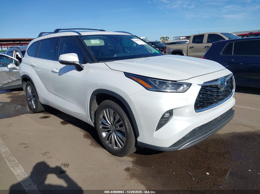 2022 Toyota Highlander Hybrid Platinum