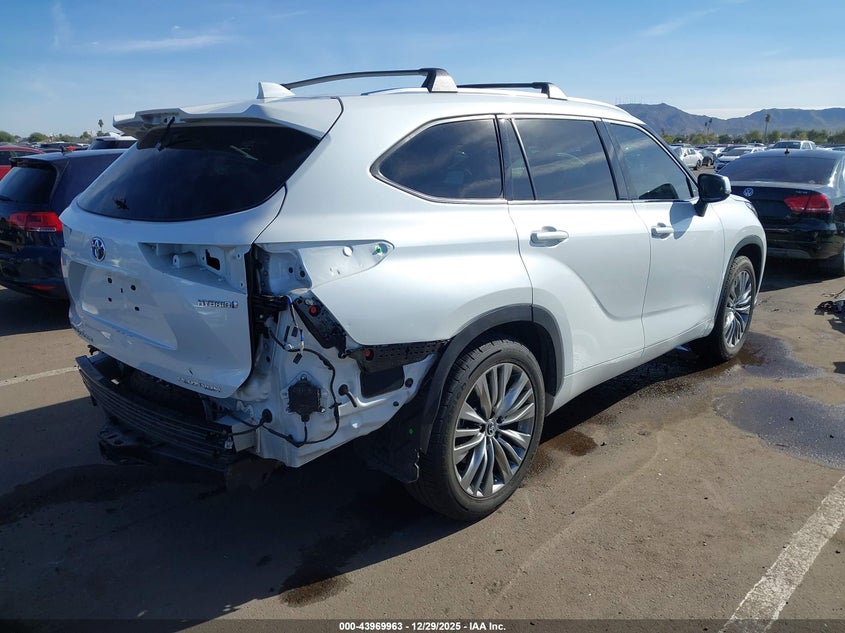 2022 Toyota Highlander Hybrid Platinum