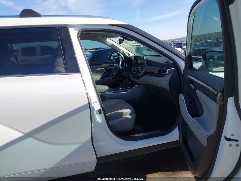 2022 Toyota Highlander Hybrid Platinum