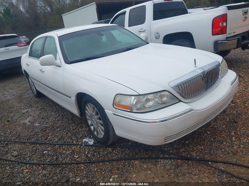 1LNHM82W33Y670022 2003 Lincoln Town Car Signature auction photo 1