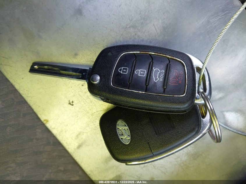 2017 Hyundai Santa Fe Se VIN: KM8SMDHF5HU199592 Lot: 43970931