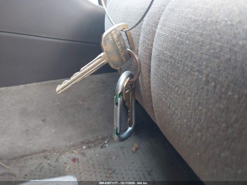 2000 Toyota Camry Le V6 VIN: 4T1BF22K5YU948203 Lot: 43971177