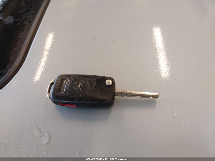 2010 Volkswagen New Beetle 2.5L VIN: 3VWRW3AG2AM006820 Lot: 43971517