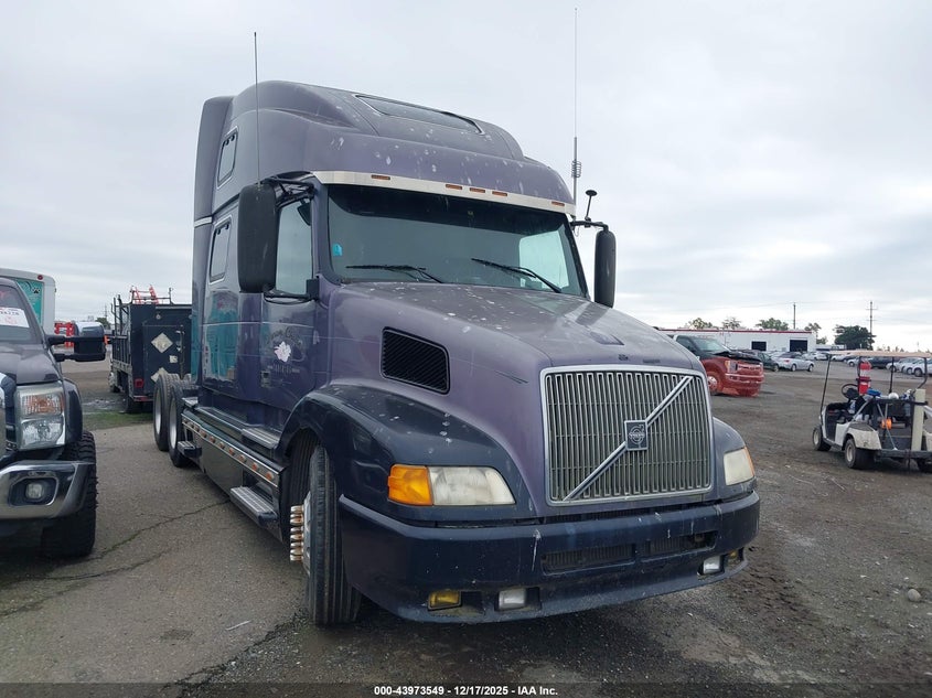 VOLVO VN 2000. Lot# 43973549. VIN 4V4ND3TJ8YN239167. Photo 1