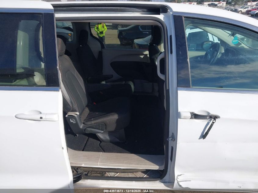 2017 Chrysler Pacifica Touring VIN: 2C4RC1DG1HR588424 Lot: 43973573