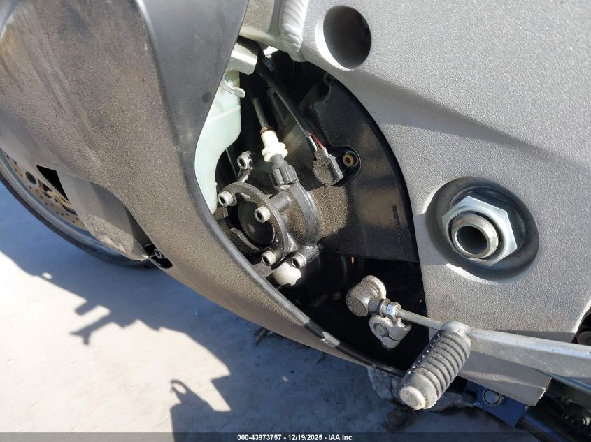 2000 Suzuki Gsx-R750 VIN: JS1GR7HA6Y2104271 Lot: 43973757