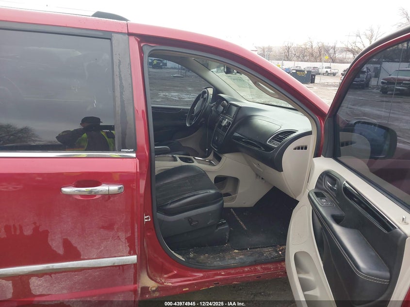 2014 CHRYSLER TOWN & COUNTRY auction photo 5