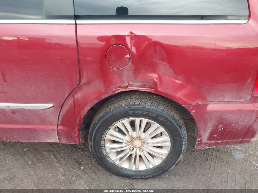 2014 CHRYSLER TOWN & COUNTRY auction photo 6