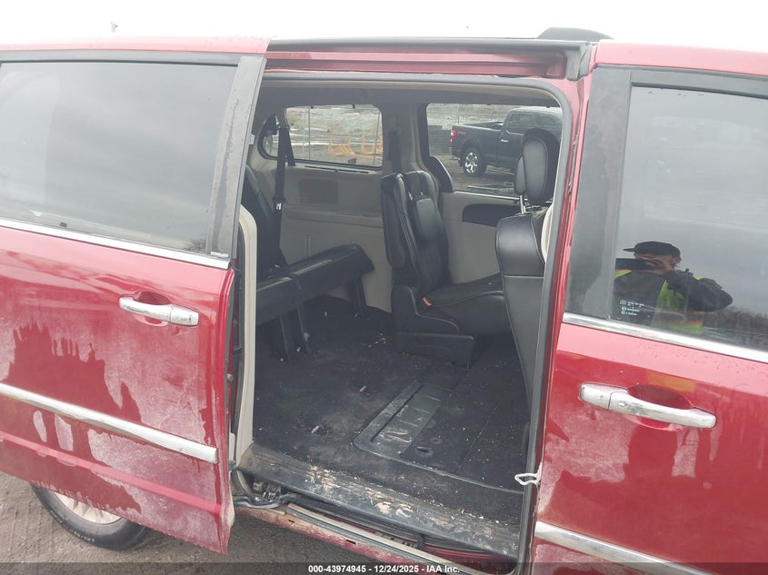2014 CHRYSLER TOWN & COUNTRY auction photo 8