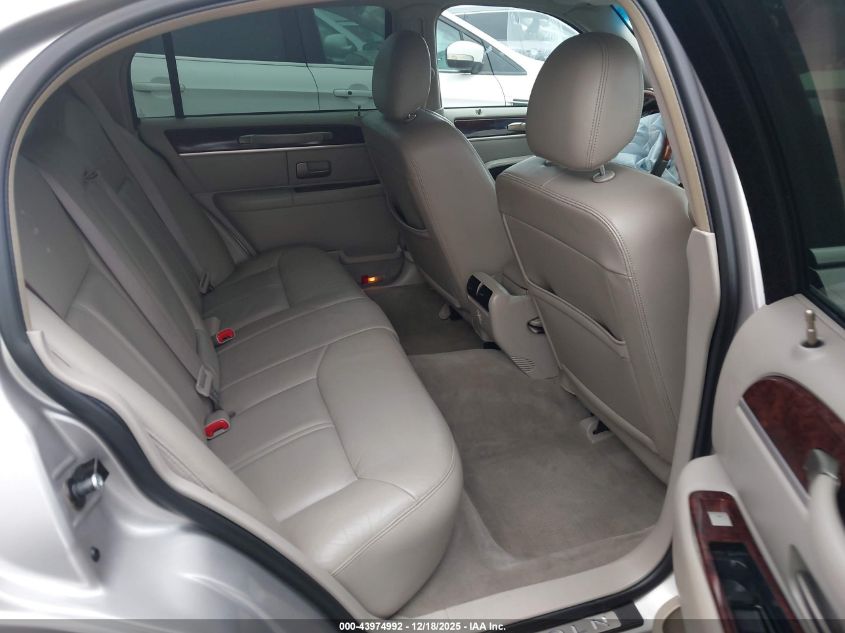 2010 Lincoln Town Car Signature Limited VIN: 2LNBL8CV2AX628016 Lot: 43974992