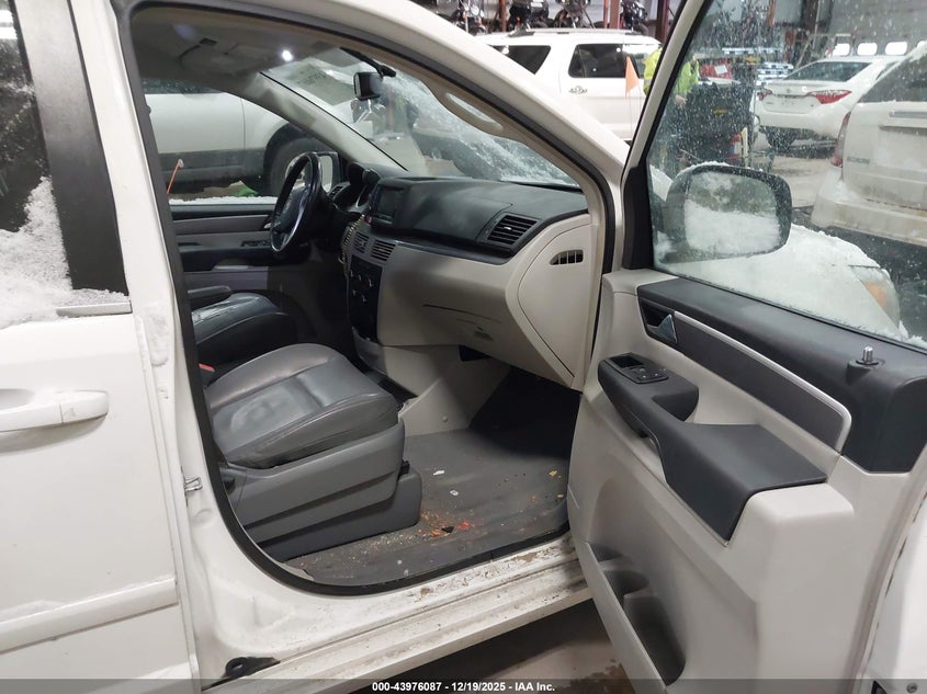 2012 Volkswagen Routan Se