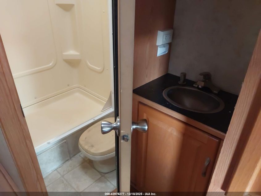 2005 Ford E-350 Cutaway Standard VIN: 1FDWE35L05HB32793 Lot: 43976277