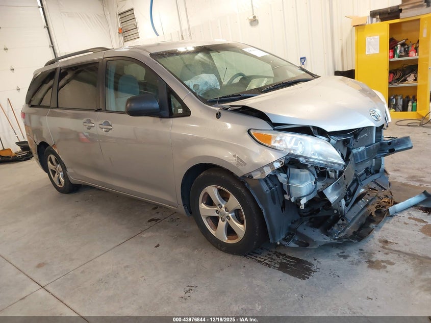 2014 Toyota Sienna Le V6 8 Passenger