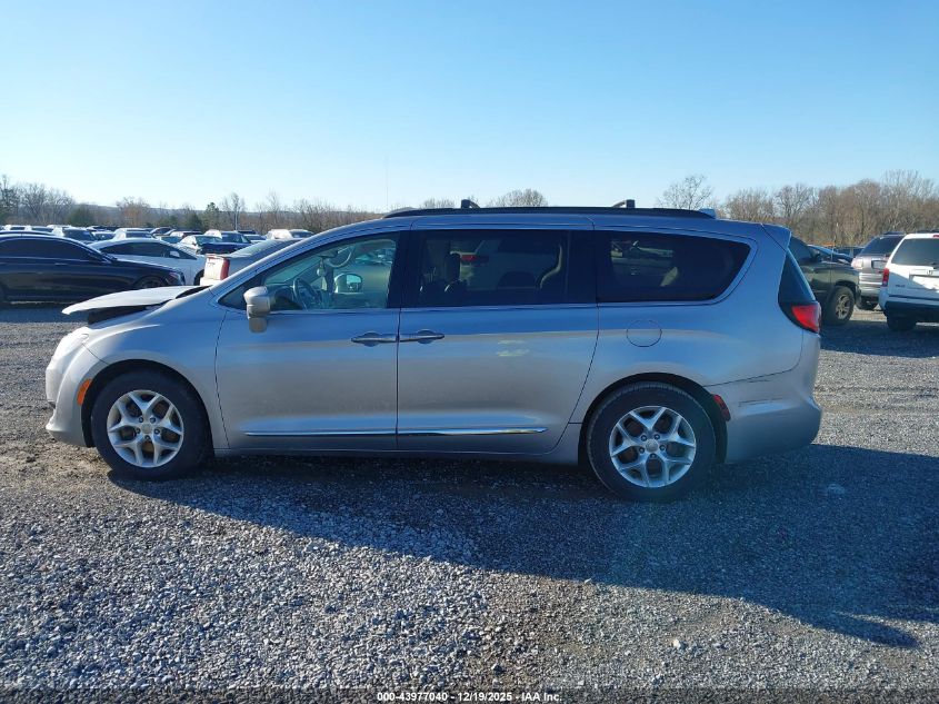 2017 Chrysler Pacifica Touring-L VIN: 2C4RC1BG7HR820740 Lot: 43977040
