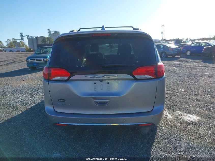 2017 Chrysler Pacifica Touring-L VIN: 2C4RC1BG7HR820740 Lot: 43977040