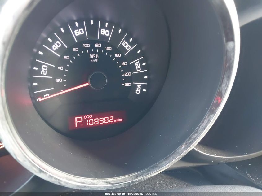 2011 Kia Soul + VIN: KNDJT2A21B7338637 Lot: 43978109