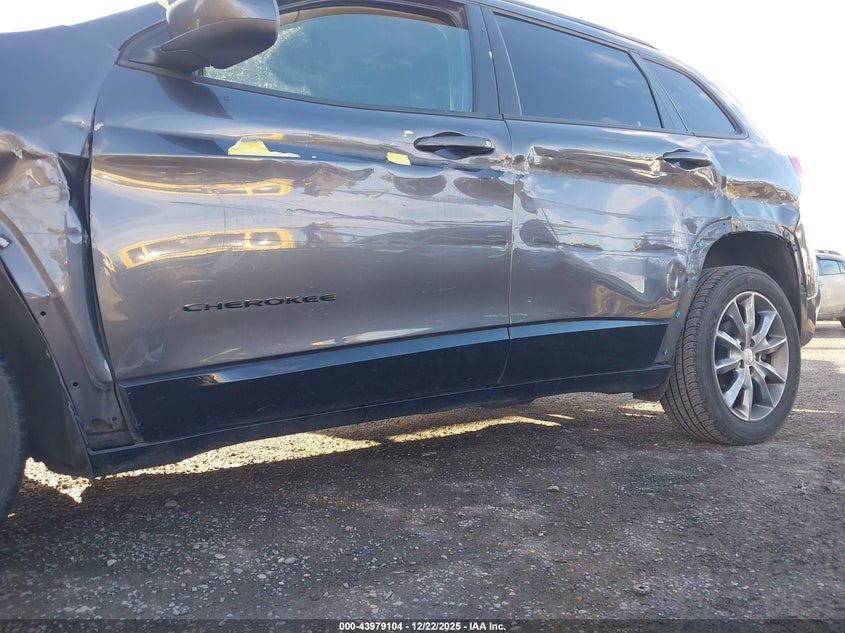 VIN 1C4PJLCB3JD605053 2018 JEEP CHEROKEE LATITUDE TECH CONNECT FWD