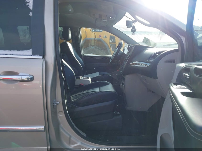 2016 Chrysler Town & Country Touring