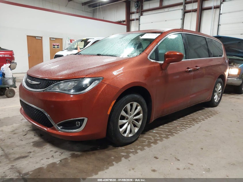 2018 Chrysler Pacifica Touring Plus 2C4RC1FG9JR158952 photo 1