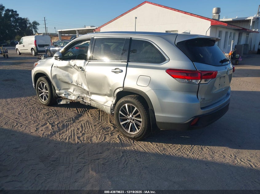 VIN 5TDJZRFH6HS424044 2017 TOYOTA HIGHLANDER XLE