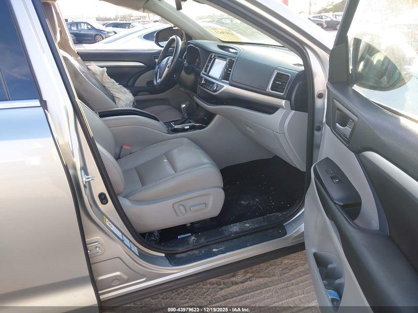 VIN 5TDJZRFH6HS424044 2017 TOYOTA HIGHLANDER XLE