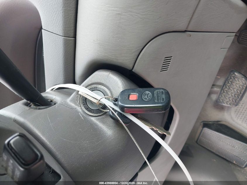 2002 Toyota Camry Le VIN: JTDBE32K220018805 Lot: 43980004