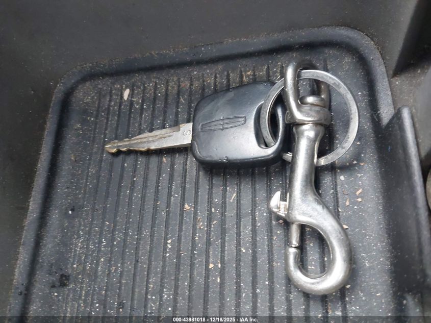 1998 Lincoln Navigator VIN: 5LMPU28L7WLJ17555 Lot: 43981018