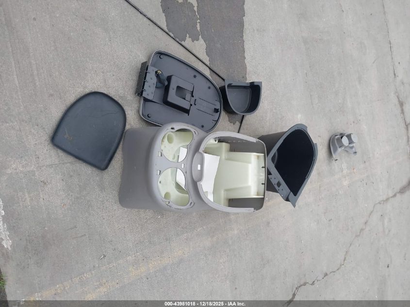 1998 Lincoln Navigator VIN: 5LMPU28L7WLJ17555 Lot: 43981018