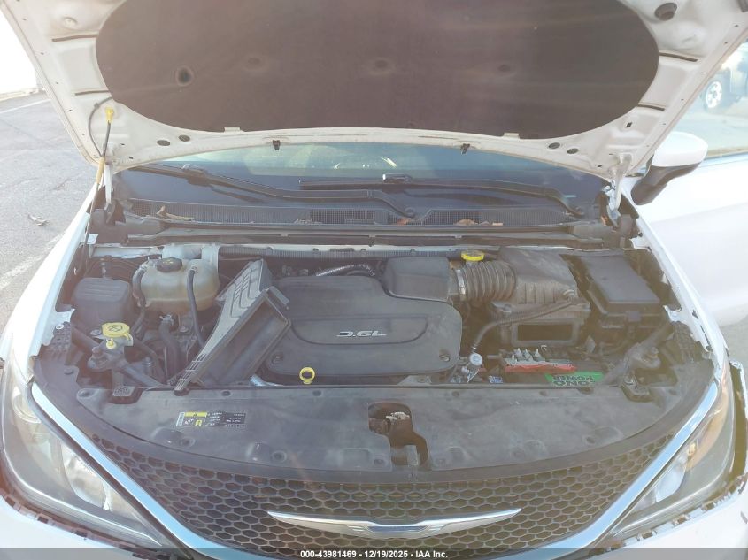 2017 Chrysler Pacifica Touring Plus VIN: 2C4RC1BG2HR796086 Lot: 43981469