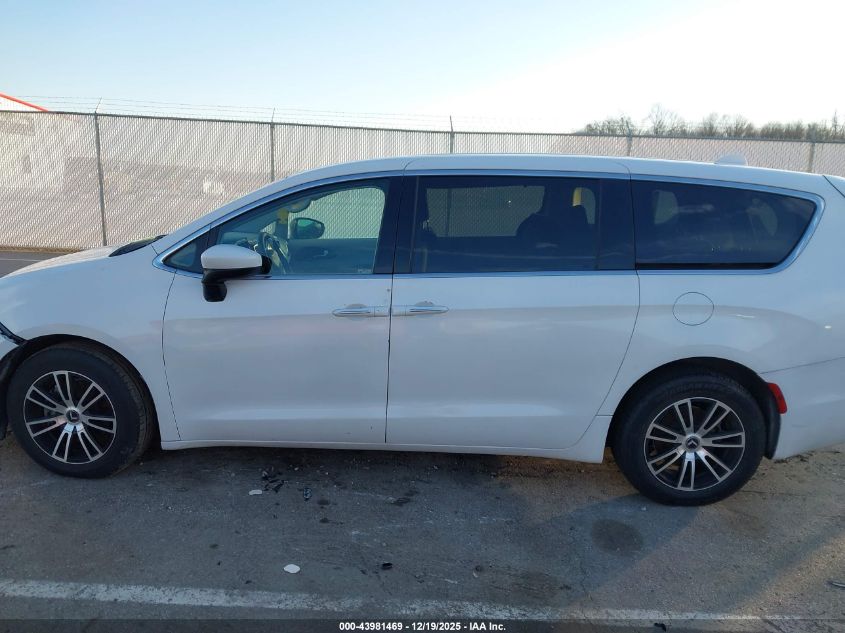 2017 Chrysler Pacifica Touring Plus VIN: 2C4RC1BG2HR796086 Lot: 43981469