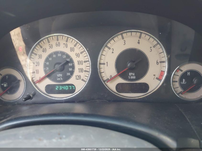 2001 Chrysler Town & Country Lxi VIN: 2C8GP54L01R320484 Lot: 43981739