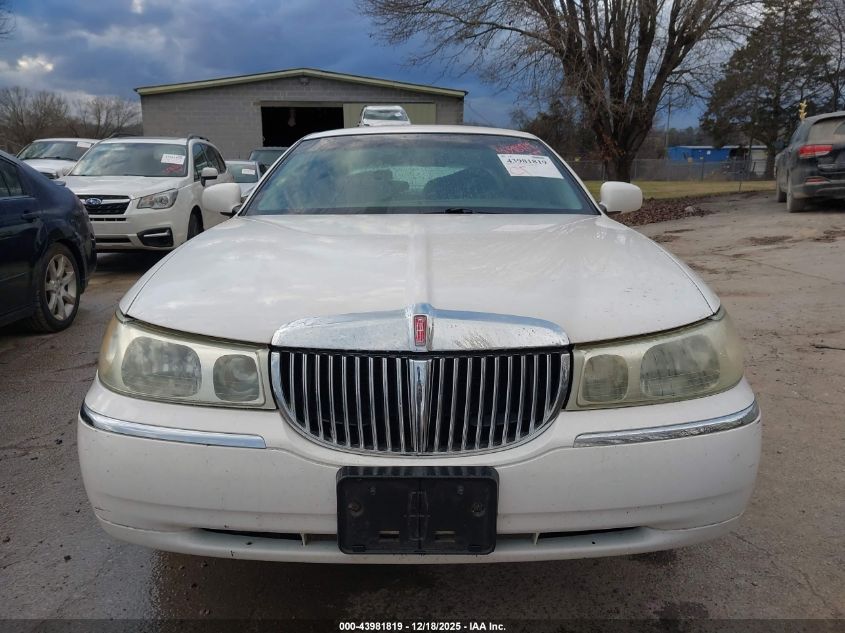 2001 Lincoln Town Car Signature VIN: 1LNHM82W01Y724132 Lot: 43981819