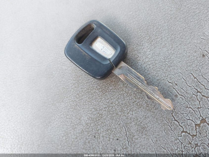 2001 Lincoln Town Car Signature VIN: 1LNHM82W01Y724132 Lot: 43981819