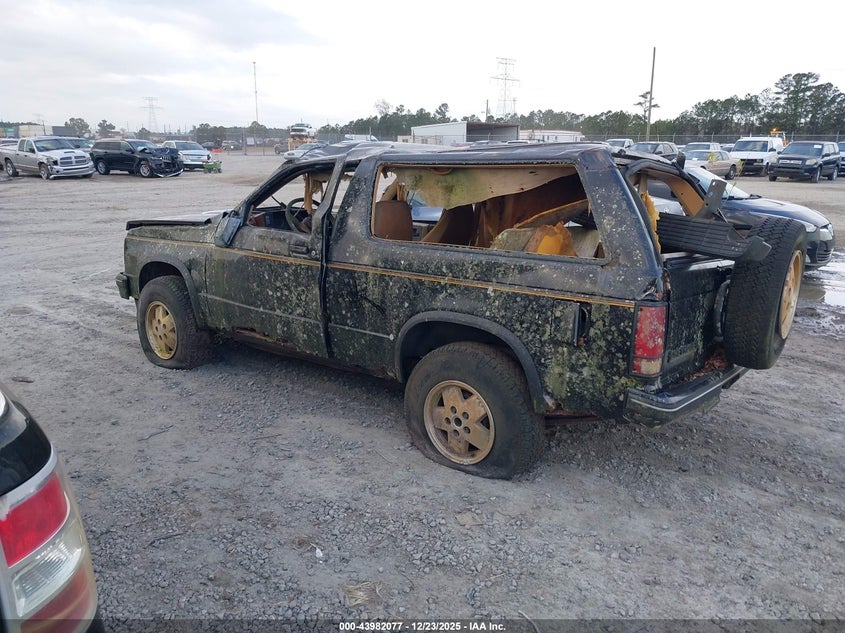 1GNCT18R5J8229670 1988 CHEVROLET BLAZER photo no. 3