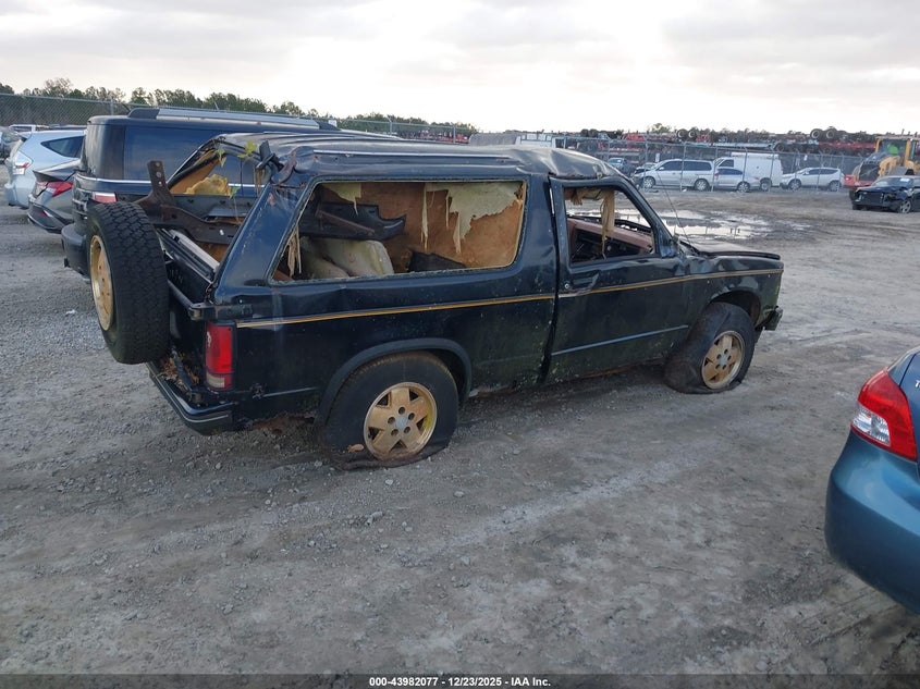 1GNCT18R5J8229670 1988 CHEVROLET BLAZER photo no. 4