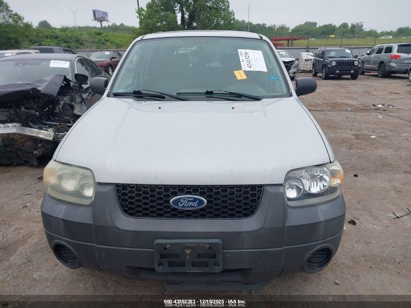 2005 Ford Escape Xls VIN: 1FMYU02Z15KB85699 Lot: 43982383