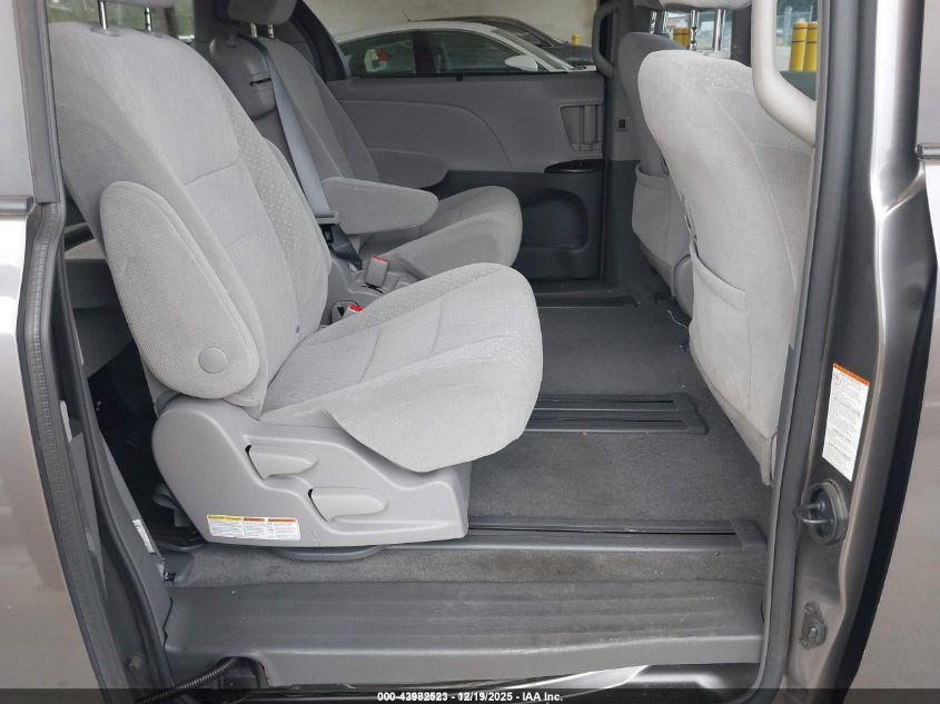 2018 Toyota Sienna Le 8 Passenger VIN: 5TDKZ3DC6JS946140 Lot: 43982523