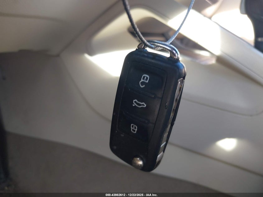 2013 Volkswagen Eos Komfort VIN: WVWBW8AH0DV007484 Lot: 43982612