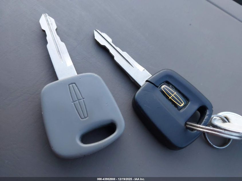 2000 Lincoln Town Car Cartier VIN: 1LNHM83W7YY860959 Lot: 43982888