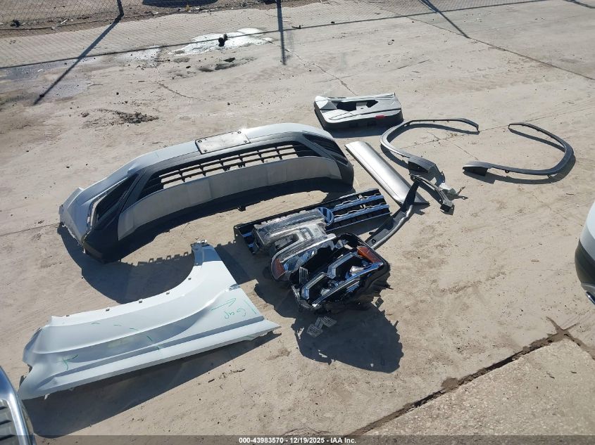 2018 Volkswagen Atlas 3.6L V6 S VIN: 1V2AR2CA6JC536945 Lot: 43983570